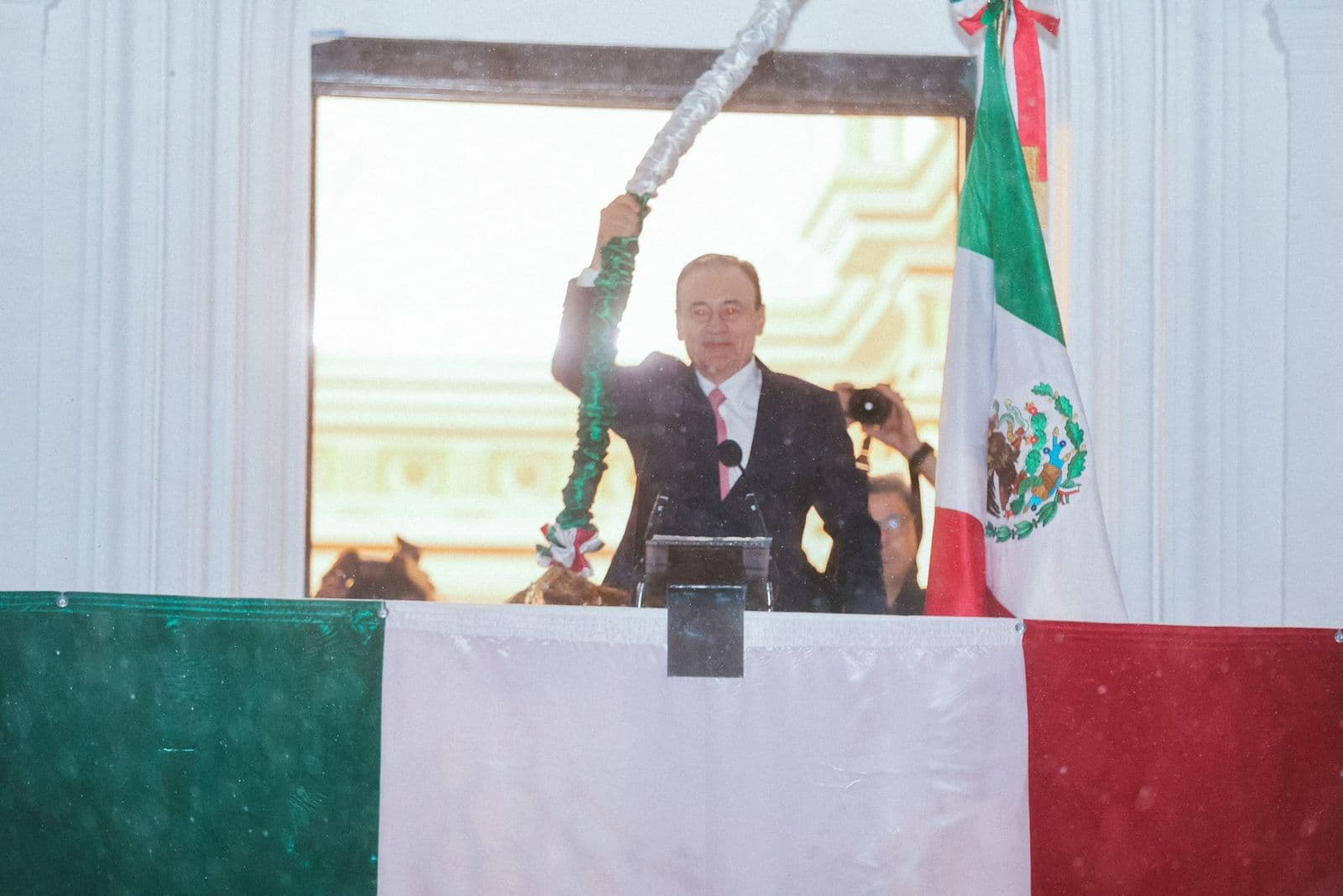 Da Alfonso Durazo bajo la lluvia