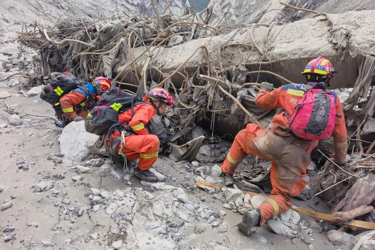 Supera Nepal los 1,000 muertos y miles de desaparecidos