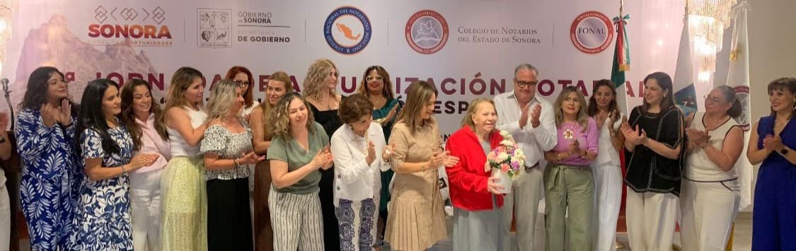 Notarios de Sonora homenajean a Susana Gascón 