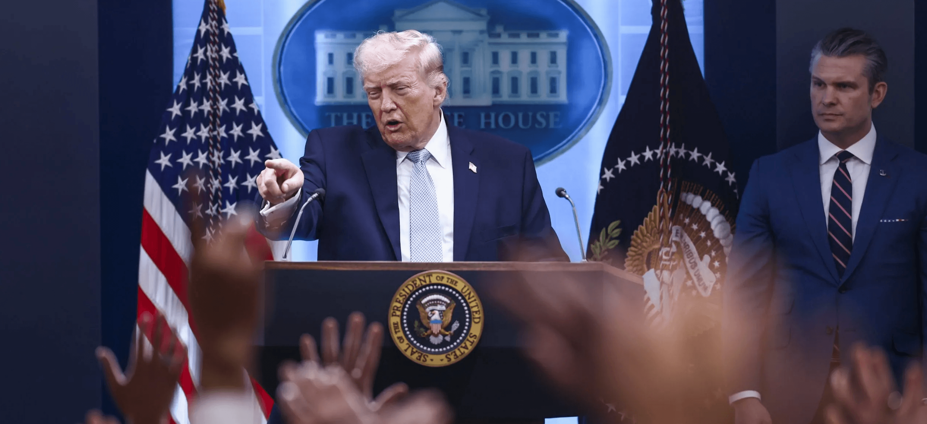 Se desactiva la bomba; Trump 'mete reversa'