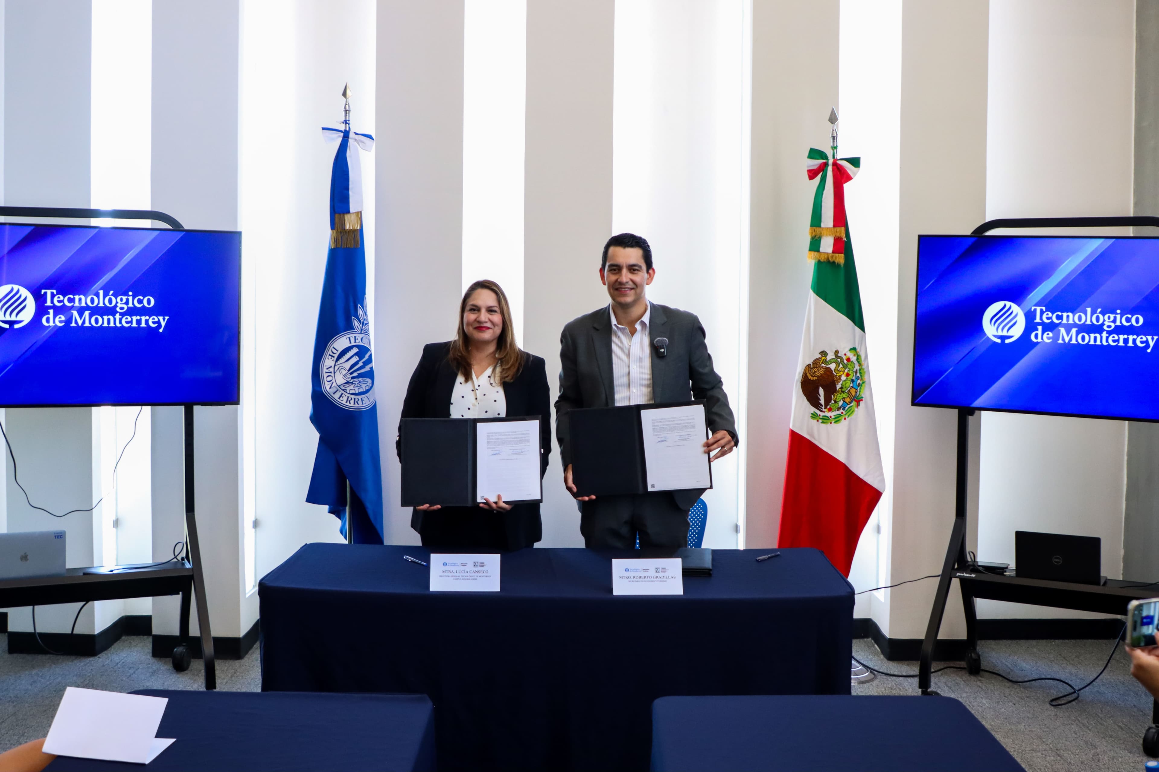 Firman convenio por la educación