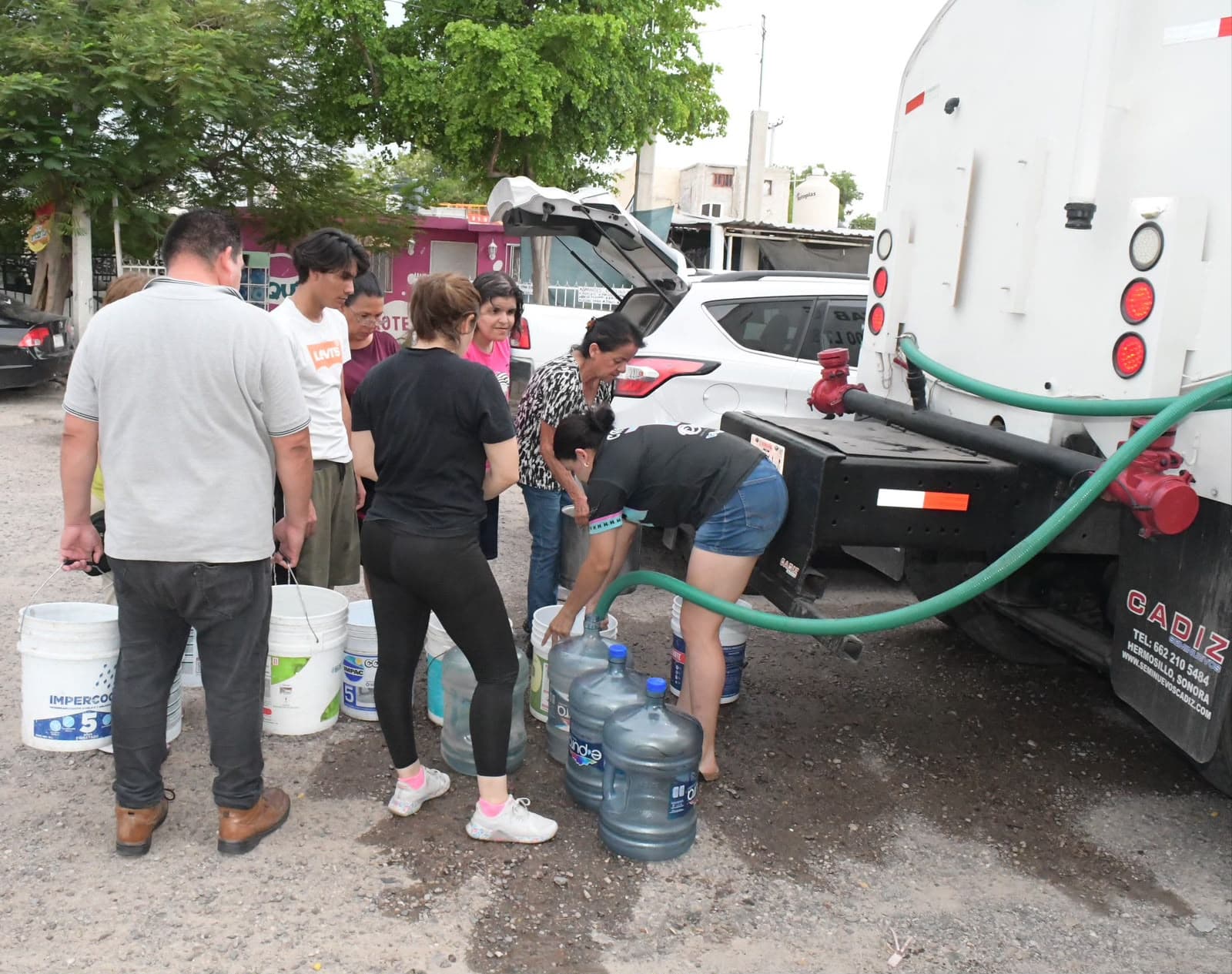 Reparten agua en colonias con brigada emergente de pipas